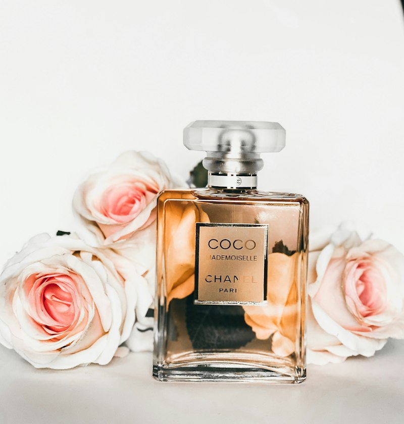 عطر العود الملكي الفاخر مع لمسات العنبر والجلود (100 مل)